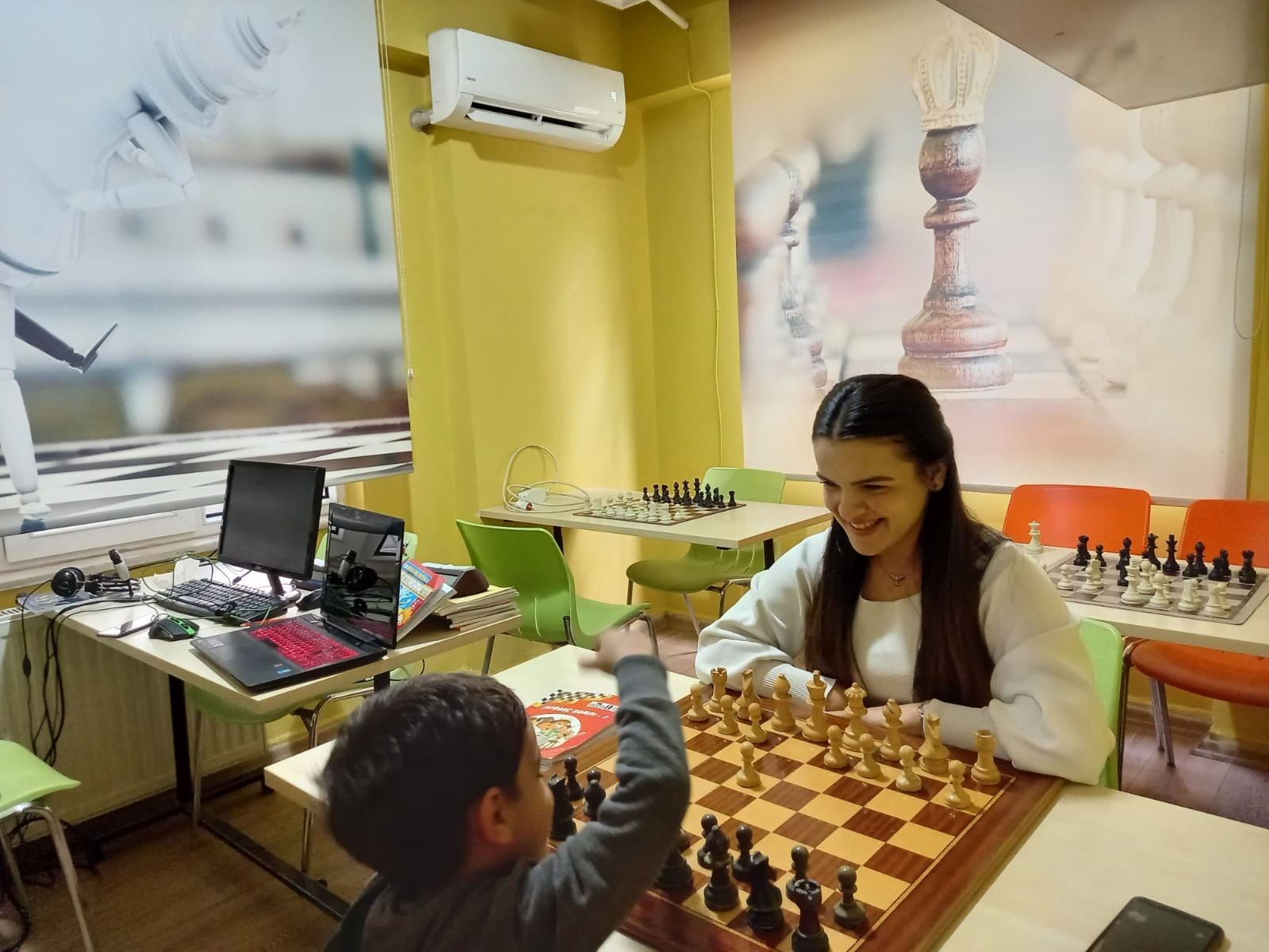 Beyaz Kale Ai̇lesi̇ ''Zahi̇de Tansu'' Öğretmeni̇mi̇z İle Daha Da Büyüdü